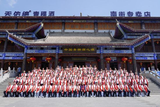 图为天佑德青稞酒第六届全国经销商大会现场。天佑德青稞酒 供图 图为天佑德青稞酒第六届全国经销商大会现场。天佑德青稞酒 供图