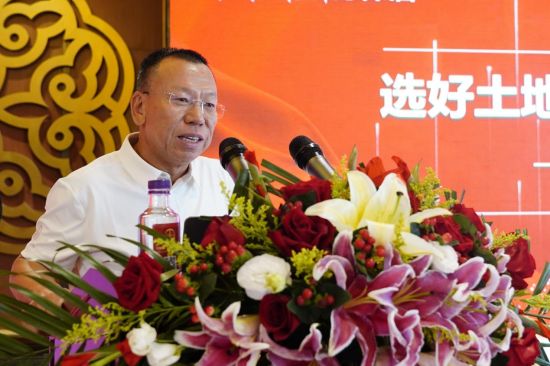 图为青海互助天佑德青稞酒股份有限公司董事长李银会作专题汇报。天佑德青稞酒 供图 图为青海互助天佑德青稞酒股份有限公司董事长李银会作专题汇报。天佑德青稞酒 供图