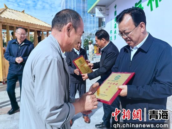 图为当地领导为祁连黄菇经纪人授牌。李隽 摄 图为当地领导为祁连黄菇经纪人授牌。李隽 摄