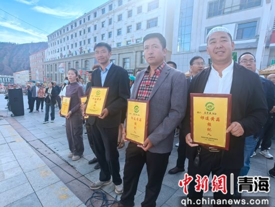 图为祁连黄菇经纪人在活动中。李隽 摄 图为祁连黄菇经纪人在活动中。李隽 摄