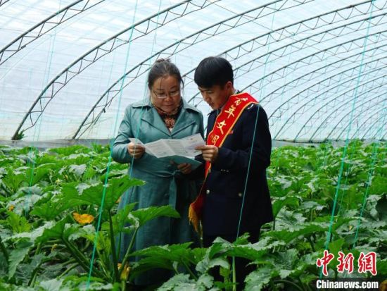 图为“七彩e税助你办”志愿服务队成员到企业宣传绿色发展税惠政策。 高海峰 摄 图为“七彩e税助你办”志愿服务队成员到企业宣传绿色发展税惠政策。 高海峰 摄
