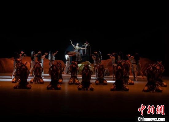 图为《神农河湟——彩陶神韵》演出现场。王海龙 摄 图为《神农河湟——彩陶神韵》演出现场。王海龙 摄