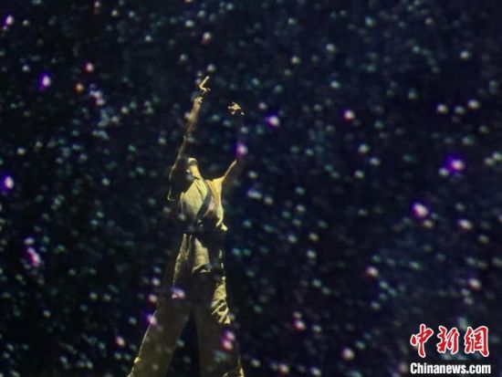 图为舞蹈诗《神农河湟——彩陶神韵》第三幕《远古呼唤星空畅想》的演出。陈宗淇 摄 图为舞蹈诗《神农河湟——彩陶神韵》第三幕《远古呼唤星空畅想》的演出。陈宗淇 摄
