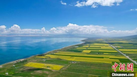 图为航拍青海湖。李斌 摄 图为航拍青海湖。李斌 摄
