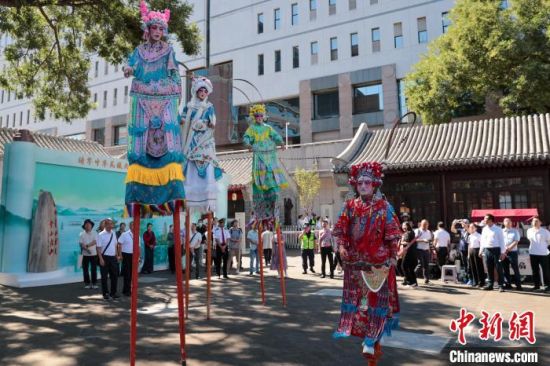 图为开展仪式上表演的青海社火高跷。薛蒂摄 图为开展仪式上表演的青海社火高跷。薛蒂摄