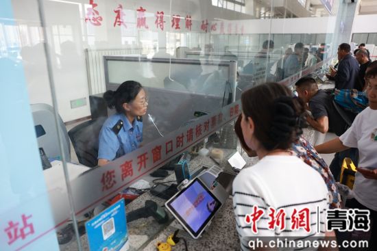 图为西宁车站客运车间客运员帮助旅客退票改签。 张炜摄