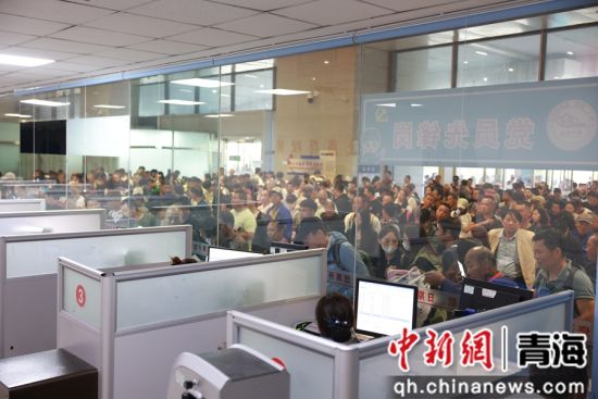 图为西宁车站售票大厅排起长队。 张炜摄