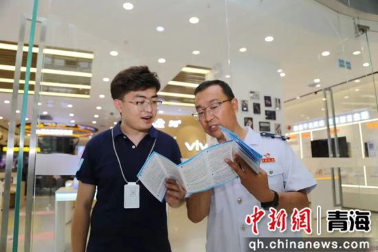 图片说明图为税务人员深入企业开展政策辅导宣讲 。 梅亚星摄 图片说明图为税务人员深入企业开展政策辅导宣讲 。 梅亚星摄