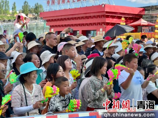 图为观众热情跟唱。祁绣娟 摄 图为观众热情跟唱。祁绣娟 摄