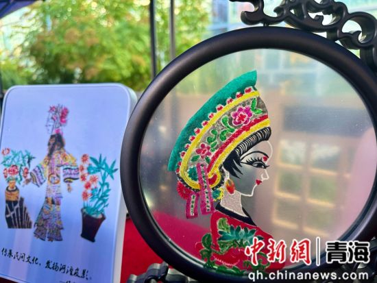 图为皮影摆件。祁绣娟 摄 图为皮影摆件。祁绣娟 摄