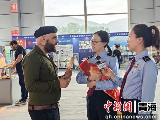 图为外语团队向外商宣传税费优惠政策。 杨素珍 摄 图为外语团队向外商宣传税费优惠政策。 杨素珍 摄