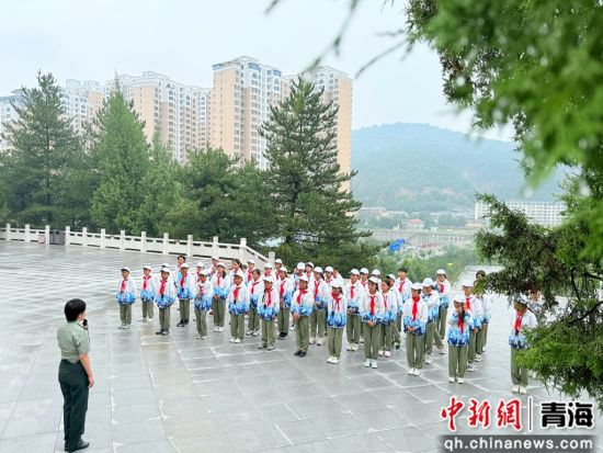 图为41名少年在四八烈士陵园内听工作人员讲述1946年“四八”烈士遇难的往事。刘洋 摄