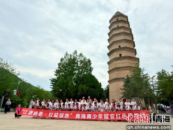 图为41名少年与宝塔山合影。刘洋 摄