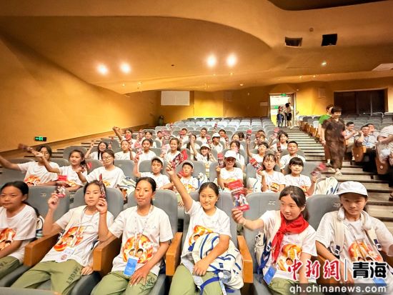 图为41名少年观看历史舞台剧《延安保育院》。刘洋 摄