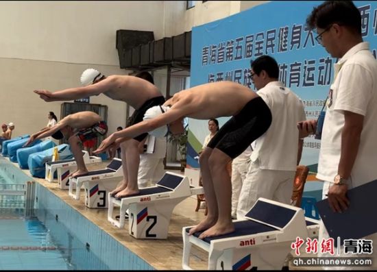 图为参赛选手准备跳水。陈宗淇 摄 图为参赛选手准备跳水。陈宗淇 摄