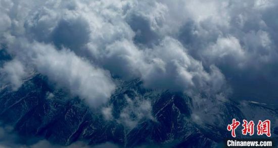 图为青海上空的云层。李江宁 摄 图为青海上空的云层。李江宁 摄
