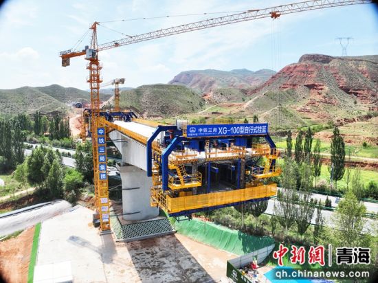 图为自行式挂篮智能造桥机正在运作。闫绿春 摄