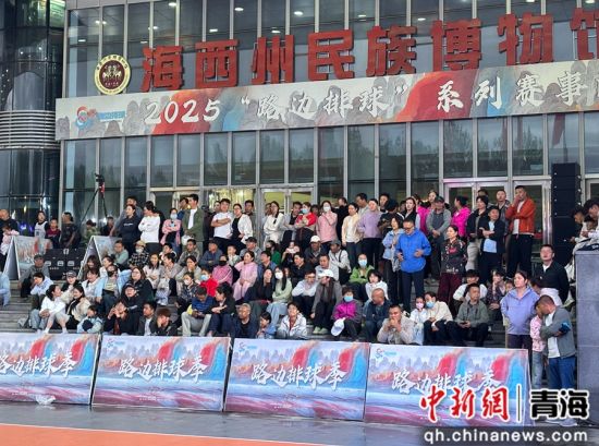 图为民众在比赛现场“观战”。张静 摄