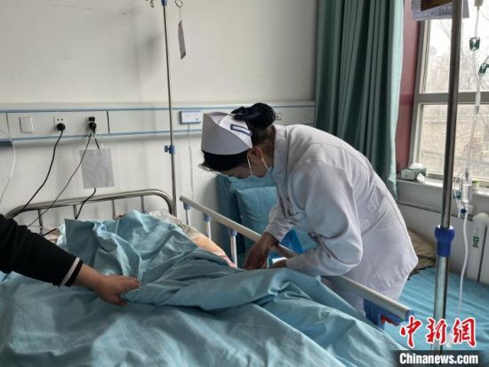 图为护士给患者输液。南川东路社区卫生服务中心供图 图为护士给患者输液。南川东路社区卫生服务中心供图