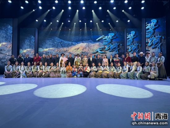 图为演出人员合影。 玛沁县文体旅游广电局 供图 图为演出人员合影。 玛沁县文体旅游广电局 供图
