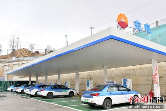 图为位于海南州共和县第一综合能源站充电站。中国石油青海销售公司供图 图为位于海南州共和县第一综合能源站充电站。中国石油青海销售公司供图
