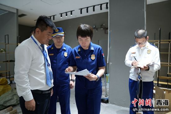 图为青海省消防救援总队党委成员带队深入大型商业综合体督导检查消防安全防范工作。 青海消防供图 图为青海省消防救援总队党委成员带队深入大型商业综合体督导检查消防安全防范工作。 青海消防供图