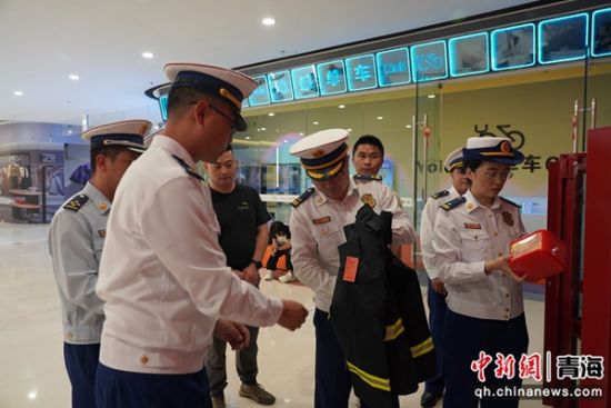 图为青海消防检查组深入大型商业综合体督导检查消防安全防范工作。 青海消防供图 图为青海消防检查组深入大型商业综合体督导检查消防安全防范工作。 青海消防供图
