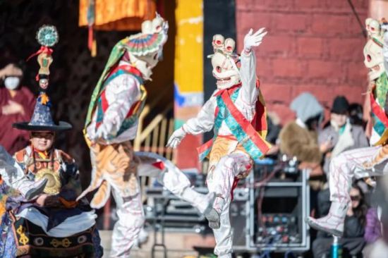 2023年2月19日是藏历十二月二十九日，西藏楚布寺举行“羌姆”表演迎藏历新年。 中新社记者 贡嘎来松 摄