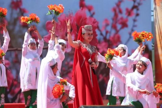 2025年6月27日，2025年青海·大通第十六届老爷山花儿会系列活动在青海大通回族土族自治县启幕。图为花儿歌手撒丽娜演唱《我唱花儿给你听》。中新社发 张忠苹 摄