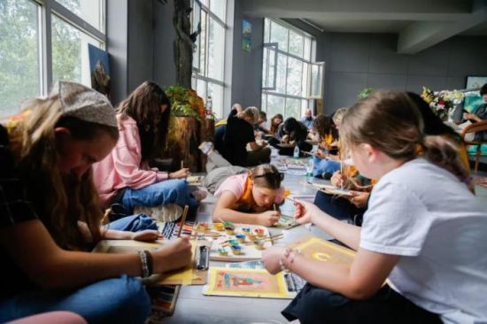 2025年6月13日，美国犹他州青少年青海研学交流团一行23人来到热贡艺术发祥地、国家级历史文化名城黄南藏族自治州同仁市，参观了解热贡艺术，体验简易唐卡绘制。 中新社记者 马铭言 摄