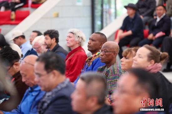 7月23日，国内外诗人参加诗歌节开幕式。薛蒂 摄