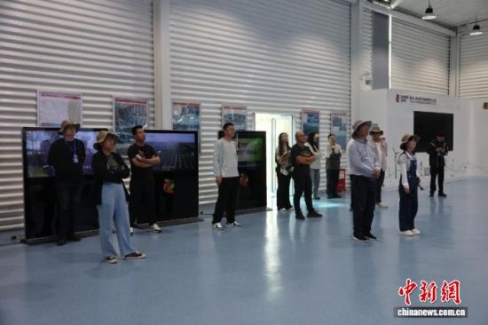 图为媒体记者、网络名人探访青海共和县塔拉滩光伏产业园。 图为媒体记者、网络名人探访青海共和县塔拉滩光伏产业园。