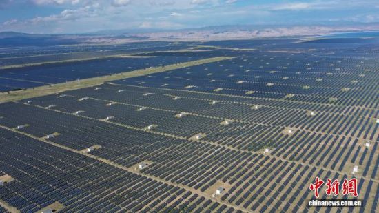 图为航拍青海共和县塔拉滩光伏产业园。徐景康摄 图为航拍青海共和县塔拉滩光伏产业园。徐景康摄