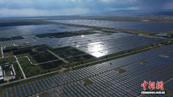 图为航拍青海共和县塔拉滩光伏产业园。徐景康摄 图为航拍青海共和县塔拉滩光伏产业园。徐景康摄