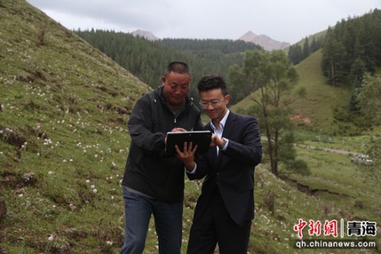 图为农行祁连县支行工作人员赴“借牧”牧户所在地了解情况。张忠苹 摄 图为农行祁连县支行工作人员赴“借牧”牧户所在地了解情况。张忠苹 摄