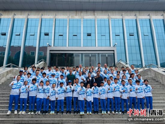 图为运动员们合影留念。 孙睿 摄