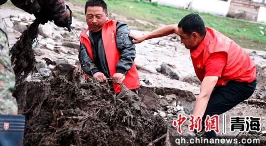图为海晏县哈勒景乡永丰村党支部书记和党员在防汛一线全力抢险排涝。祁进虎 摄 图为海晏县哈勒景乡永丰村党支部书记和党员在防汛一线全力抢险排涝。祁进虎 摄