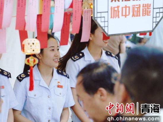 图为税务干部在秦淮灯会青海展上进行税法宣传活动 韩钰摄 图为税务干部在秦淮灯会青海展上进行税法宣传活动 韩钰摄