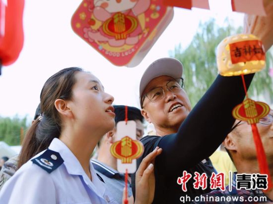 图为游客参与猜“税务灯谜”活动 韩钰摄 图为游客参与猜“税务灯谜”活动 韩钰摄