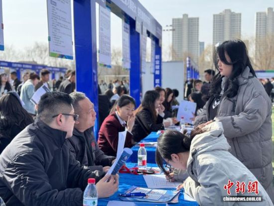 图为招聘会现场。孙睿 摄