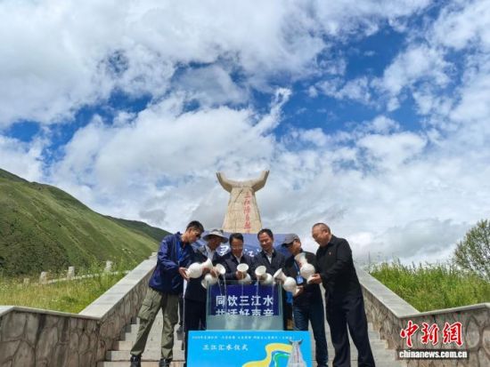 图为“灵动江河·山宗水源之大美青海”网络主题宣传活动玉树站汇水仪式。荣丽君摄