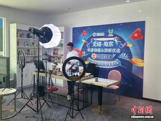 7月21日，魏运新在青海农林牧商品交易中心的直播工作间里推介青海特色农副产品。　中新社记者 马鸾宇 摄