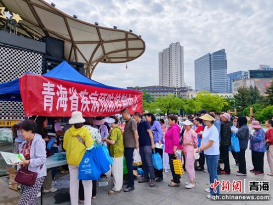 图为工作人员为民众发放宣传手册。黎晓晶供图