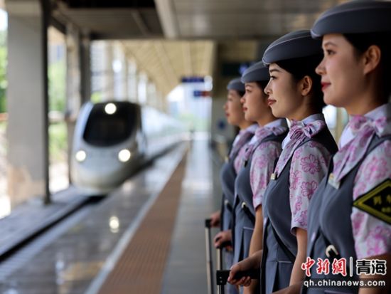 图为西宁客运段乘务班组在站台立岗接车准备开始一天的乘务工作。 李磊摄