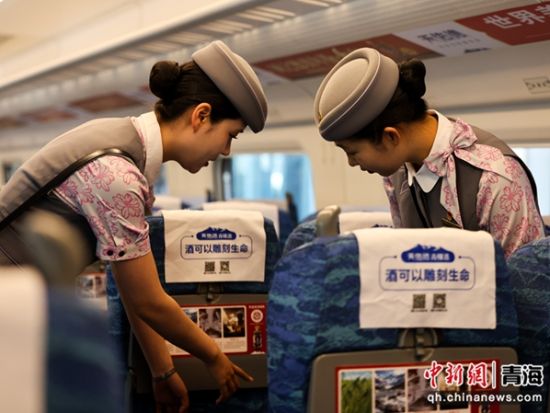 图为刘凯月正在向第一年参加暑运的乘务员讲解始发注意事项。 李磊摄