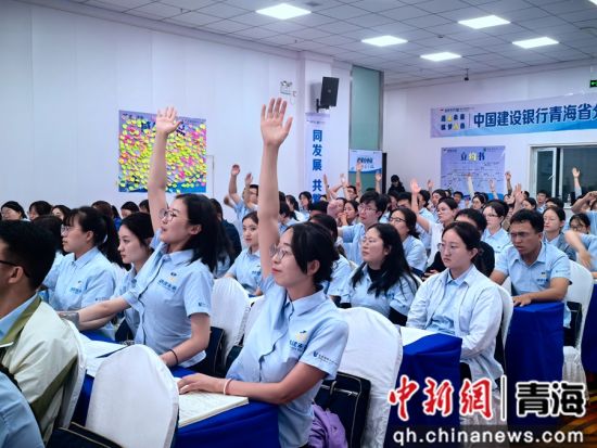 图为新入行员工踊跃参与问答,表达自己对廉洁文化的深刻理解。 建行青海省分行供图 图为新入行员工踊跃参与问答,表达自己对廉洁文化的深刻理解。 建行青海省分行供图