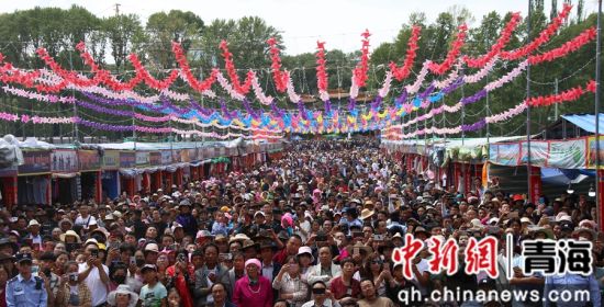 图为海南州贵德县第四十四届传统物资交流大会暨六月庙会现场。 童世钰摄 图为海南州贵德县第四十四届传统物资交流大会暨六月庙会现场。 童世钰摄