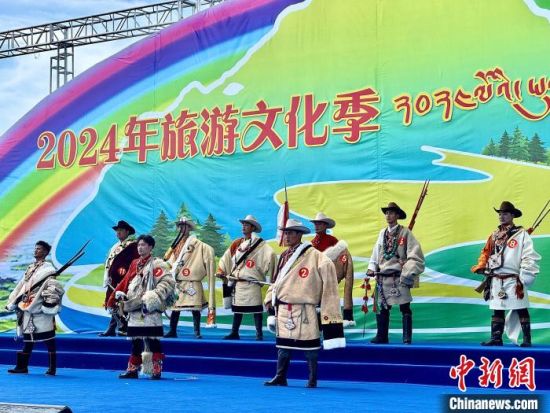 图为民族服饰走秀比赛。祁绣娟摄 图为民族服饰走秀比赛。祁绣娟摄