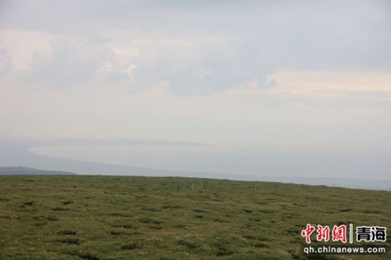 图为鸟瞰青海湖。张添福摄 图为鸟瞰青海湖。张添福摄