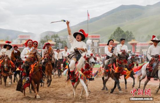 图为第43届玉树赛马会开幕式现场。马铭言摄